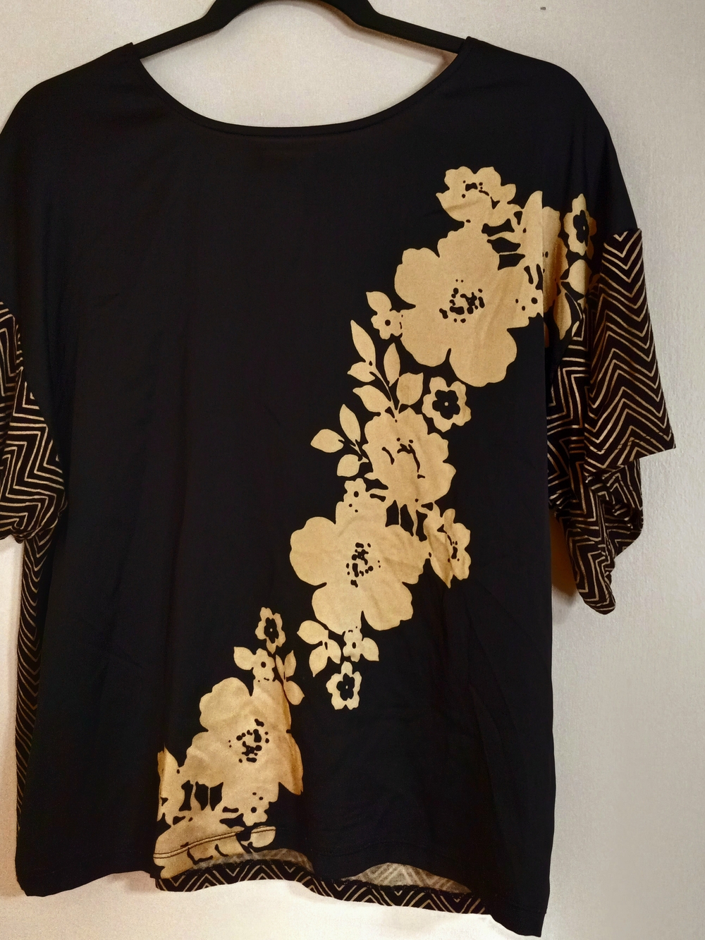 Chico's Size 1 (Medium) Black Stretxh Tunic Top with Gold Floral Diagonal Print